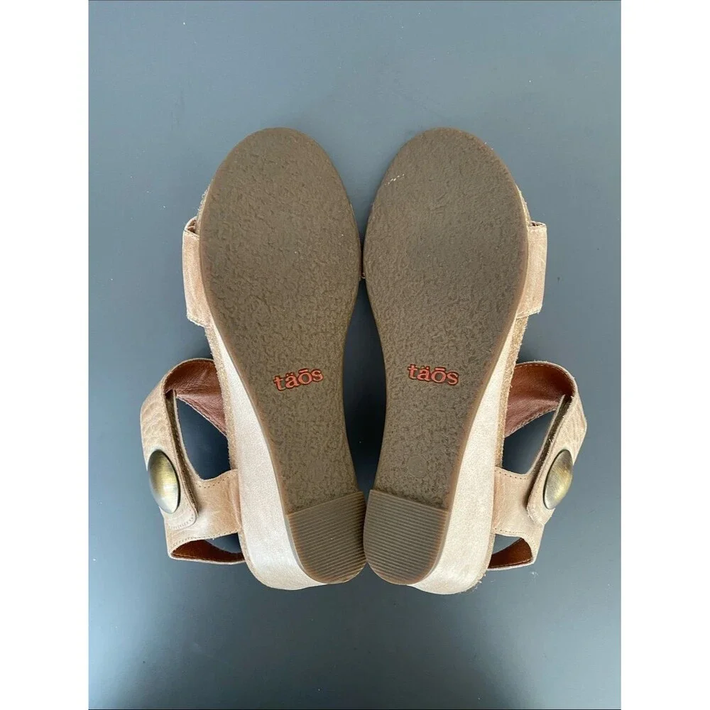 Taos Footwear Taupe Suede Wedge Sandals Hook & Loop 39 /US 8.5 Boho Chic Coastal